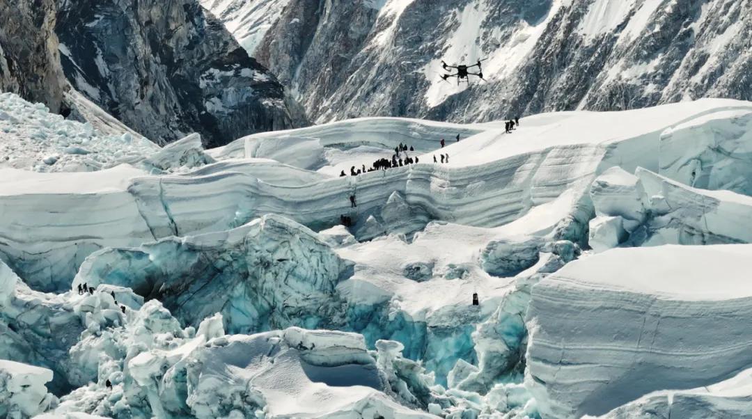 The round-trip flight of DJI FC30, carrying 15 kilograms of mountaineering equipment, took a total of 12 minutes. The operation was stable, with 43% battery remaining.