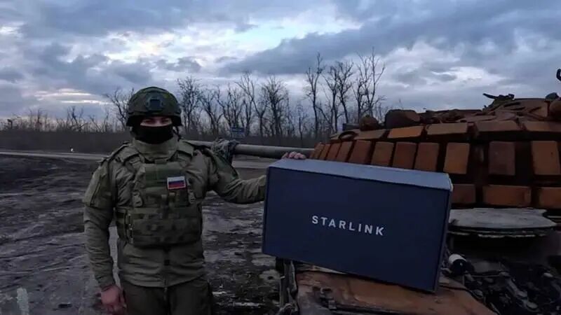 Photos circulating on social media show Russian soldiers holding Starlink equipment. (Image source: Telegram)